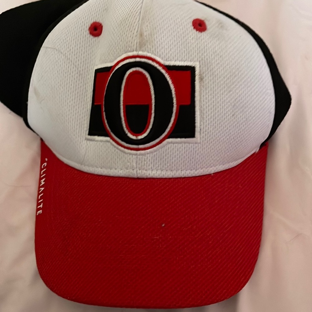 I am selling a Ottawa senators hat that I no longer wear